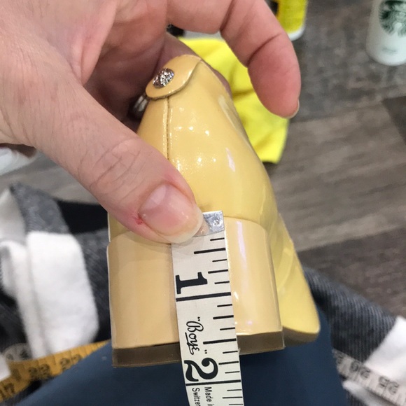 Anne Klein Aknorwood Butter Cream Pumps - Picture 12 of 12